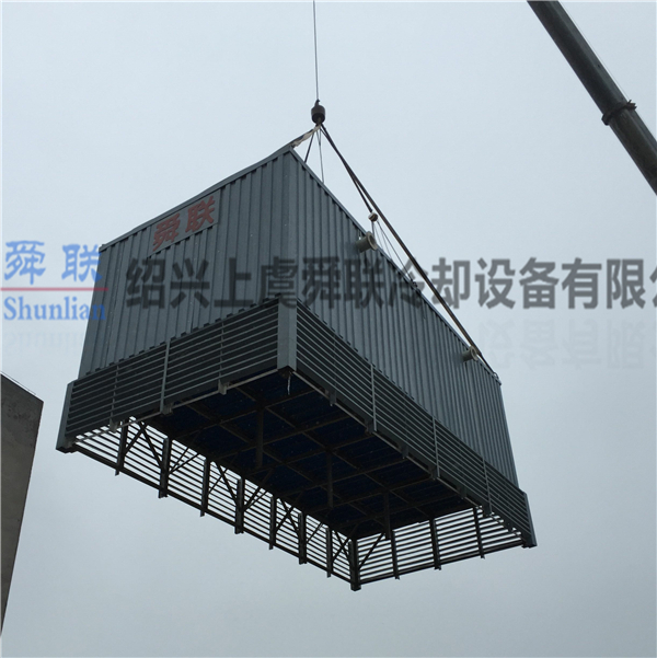 工程案例-五星化工-不锈钢冷却塔起吊现场 - 副本.jpg